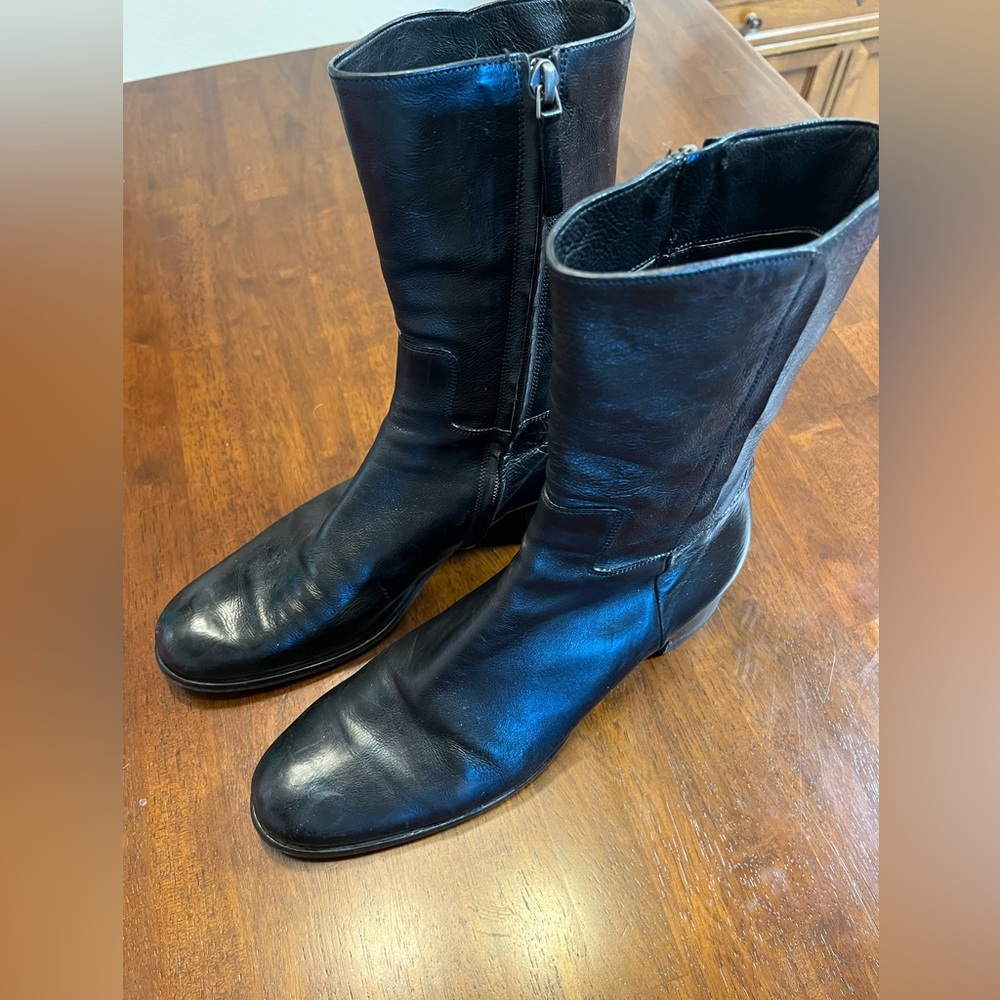 Black leather booties by Roberto Del Carlo Size 40